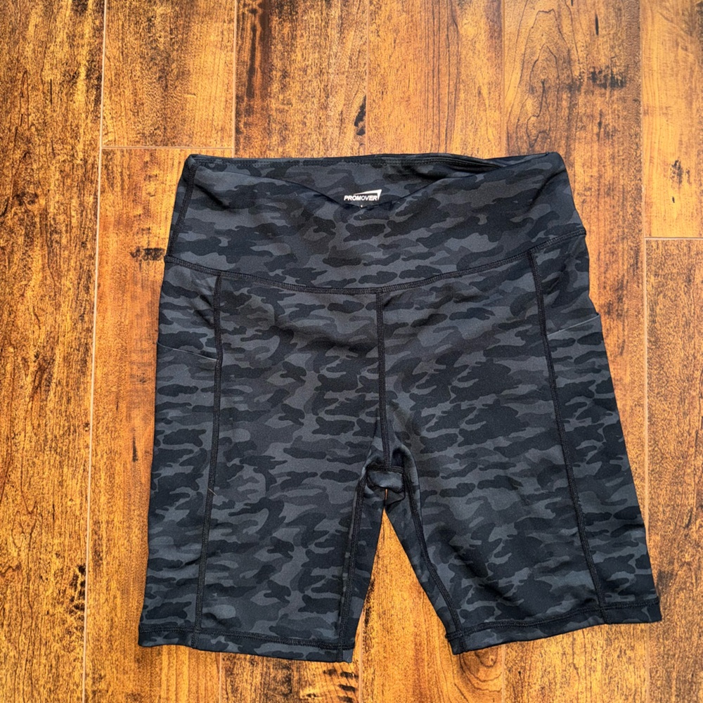 Black Camo Biker Shorts size large women’s